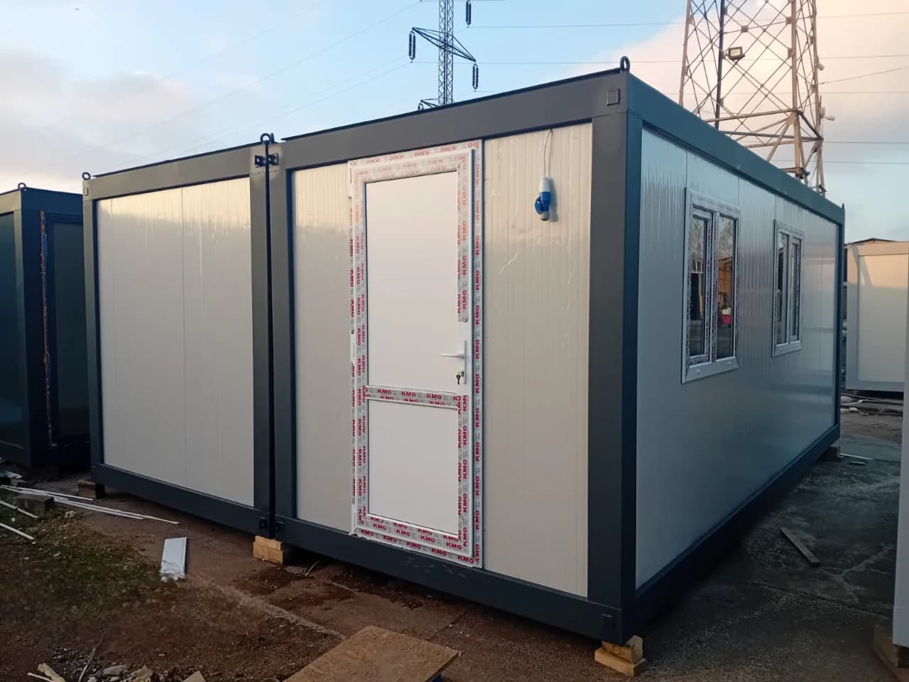Imagine Container Dublu – Container modular dublu, termoizolat, cu zonă principală spațioasă și grup sanitar complet echipat.