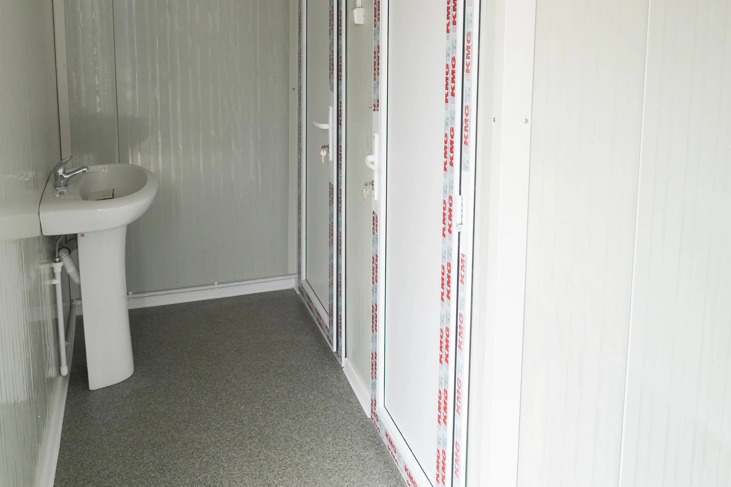 Container sanitar complet echipat cu WC și chiuvetă