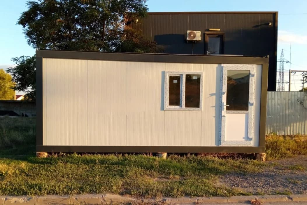 Imagine Container Standard – Echipat cu o ușă și un geam. Construcție solidă, potrivită pentru birouri, spații de lucru sau depozitare.