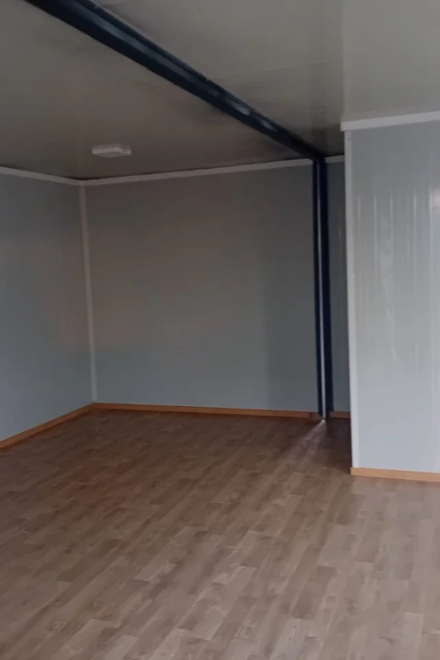 Container dublu — detaliu ușă și geamuri