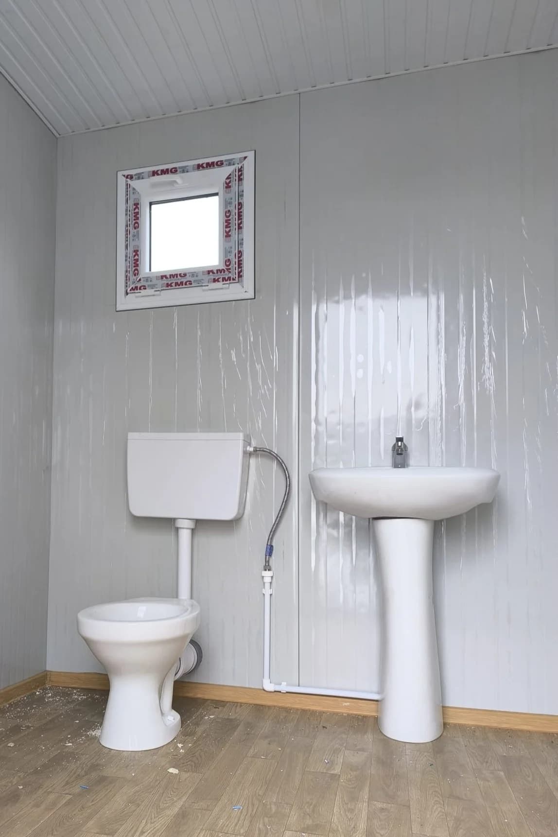 Container sanitar — vedere portret exterior