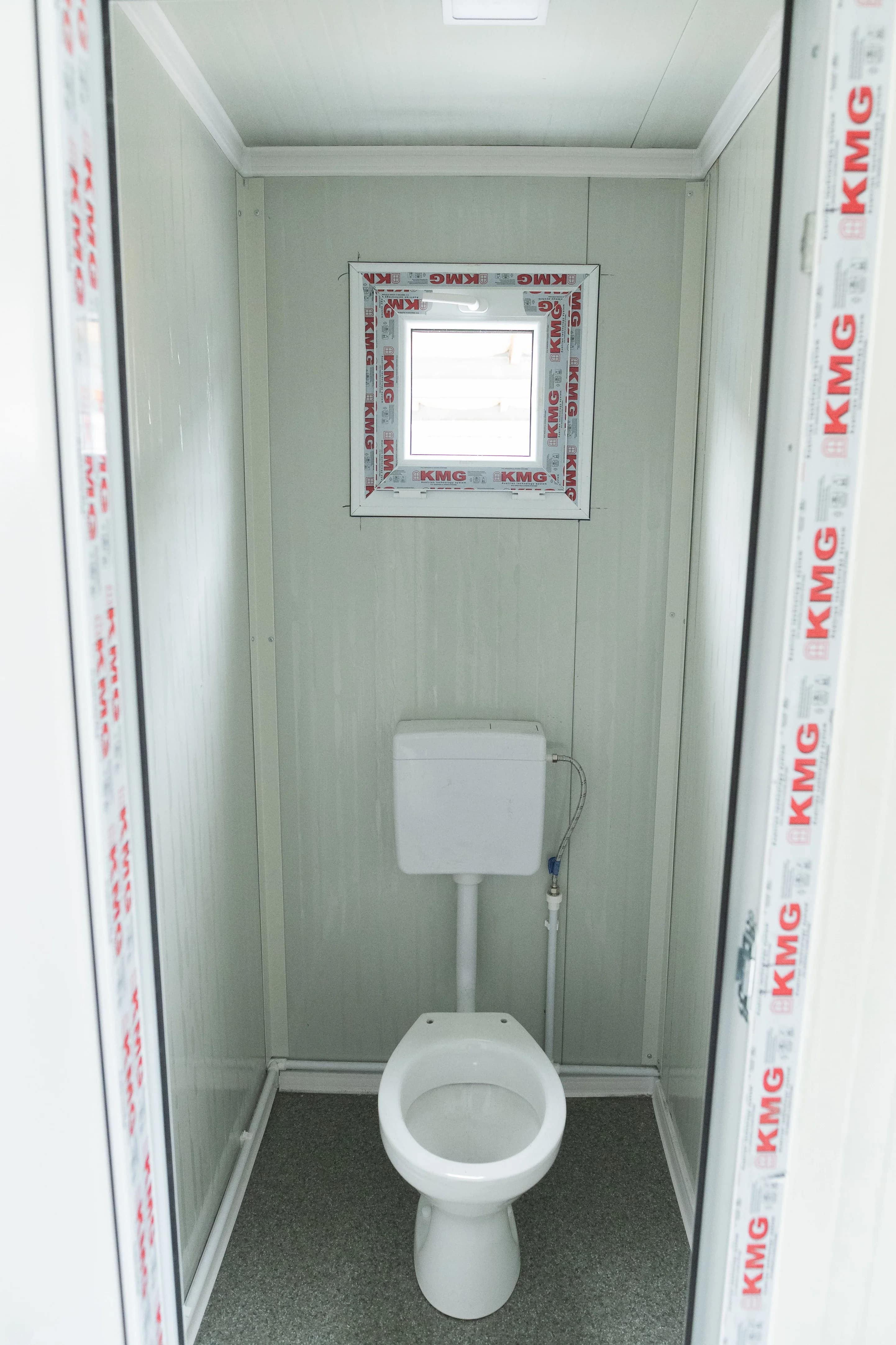 Interior container sanitar cu WC și chiuvetă