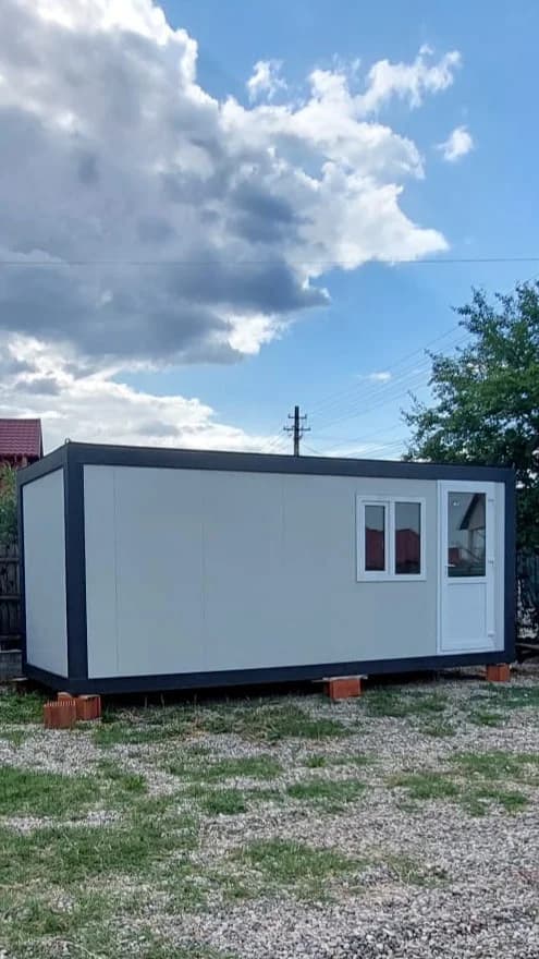 Imagine portret a unui container standard modular de 6 metri